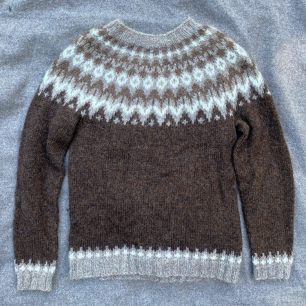 Handmade Icelandic lettlopi sweater in brown wool